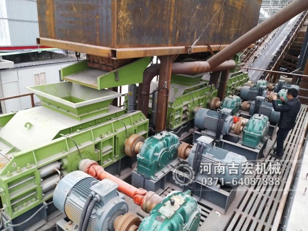 砂石廠老板看過來：液壓對(duì)輥破碎機(jī),大中小產(chǎn)量都能配,一鍵啟動(dòng),省人工省電費(fèi)!